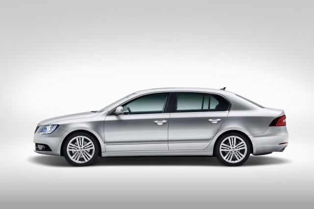 New SKODA Superb 2013 (4).jpg